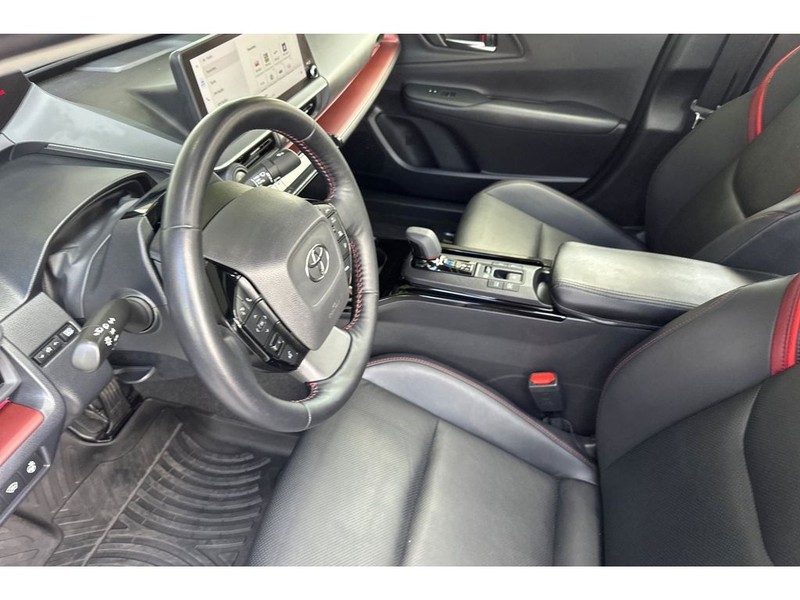 Toyota Prius Prime Vehicle Full-screen Gallery Image 10