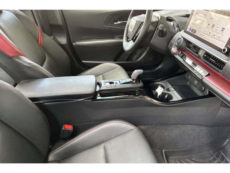Toyota Prius Prime Vehicle Full-screen Gallery Image 17