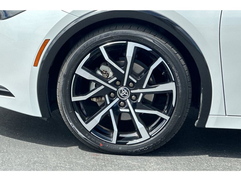 Toyota Prius Prime Vehicle Full-screen Gallery Image 31