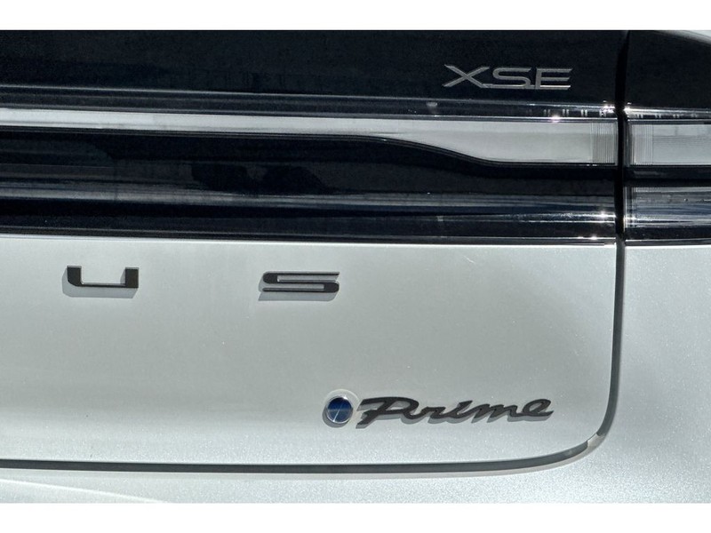 Toyota Prius Prime Vehicle Full-screen Gallery Image 32
