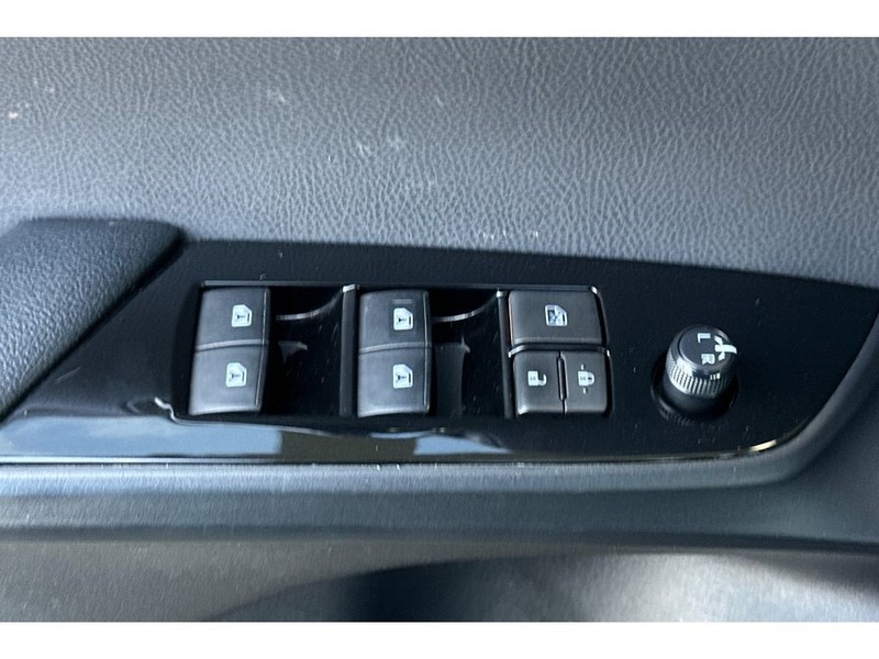 Toyota Prius Prime Vehicle Full-screen Gallery Image 12