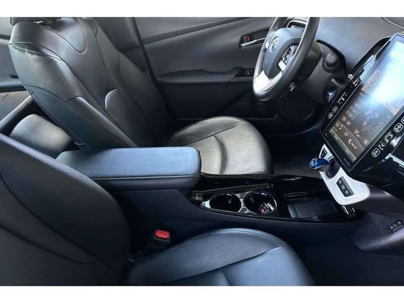 Toyota Prius Prime Vehicle Full-screen Gallery Image 17