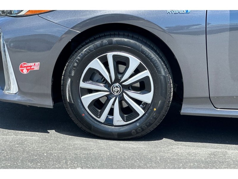 Toyota Prius Prime Vehicle Full-screen Gallery Image 32
