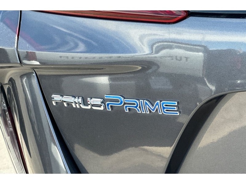 Toyota Prius Prime Vehicle Full-screen Gallery Image 33
