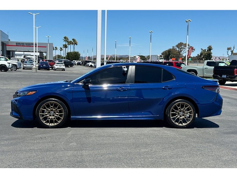 Toyota Camry Vehicle Full-screen Gallery Image 07