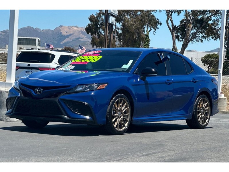 Toyota Camry Vehicle Full-screen Gallery Image 08