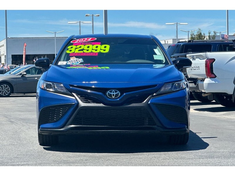 Toyota Camry Vehicle Full-screen Gallery Image 09