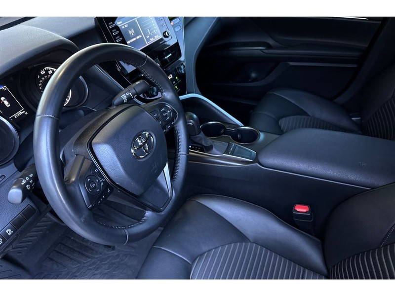 Toyota Camry Vehicle Full-screen Gallery Image 10