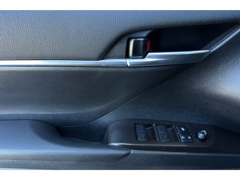 Toyota Camry Vehicle Full-screen Gallery Image 11