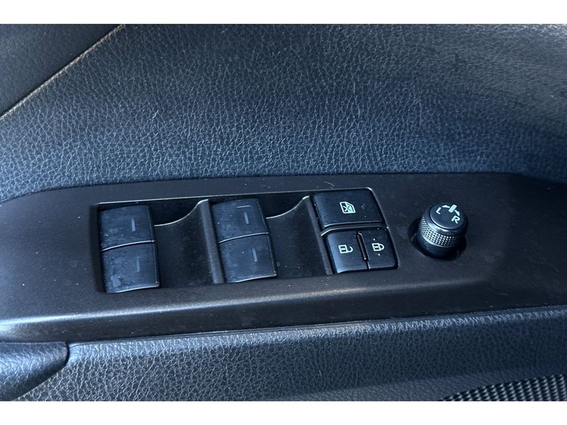 Toyota Camry Vehicle Full-screen Gallery Image 12