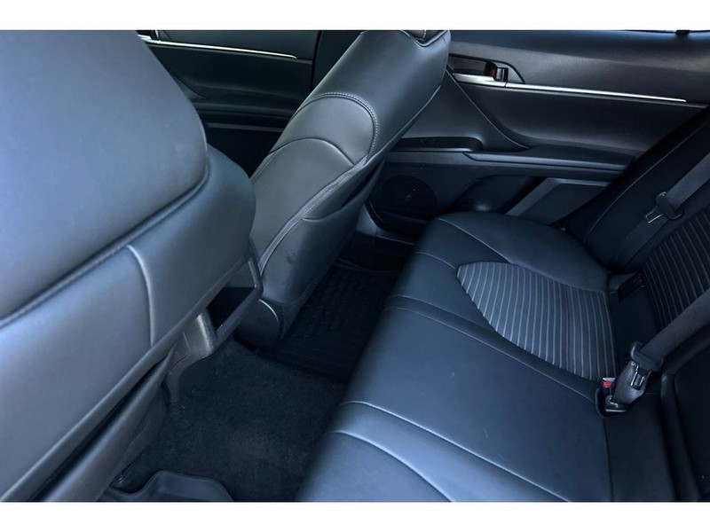 Toyota Camry Vehicle Full-screen Gallery Image 13