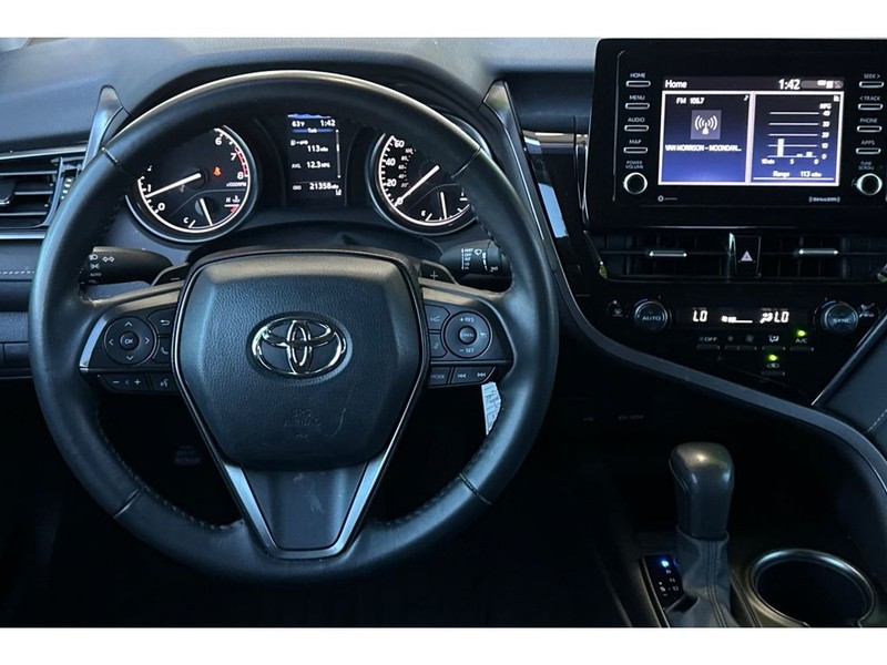Toyota Camry Vehicle Full-screen Gallery Image 15