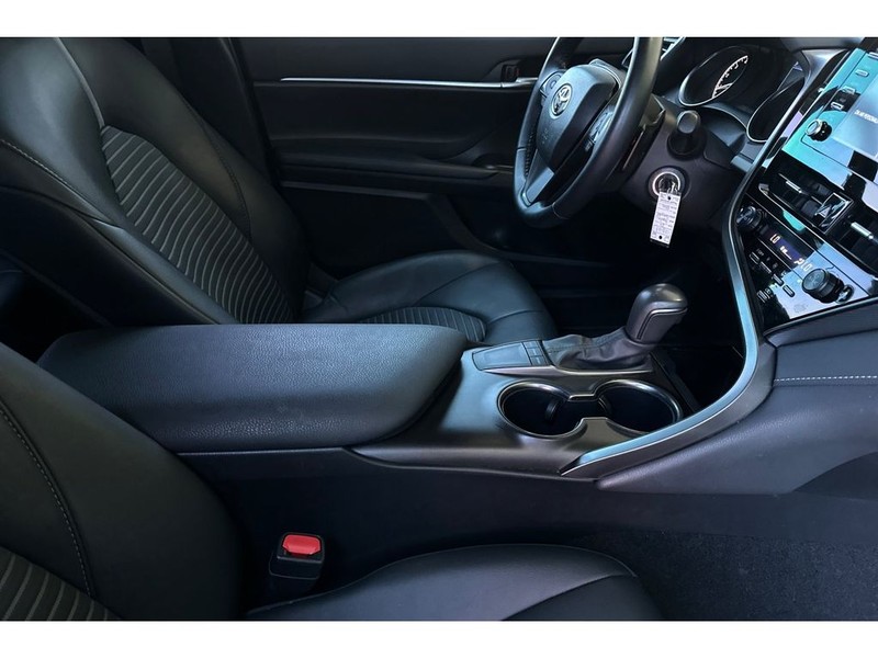 Toyota Camry Vehicle Full-screen Gallery Image 16