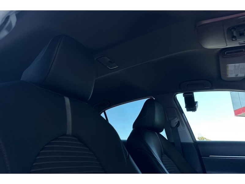 Toyota Camry Vehicle Full-screen Gallery Image 17