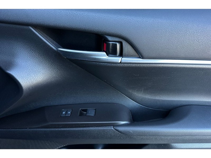 Toyota Camry Vehicle Full-screen Gallery Image 18