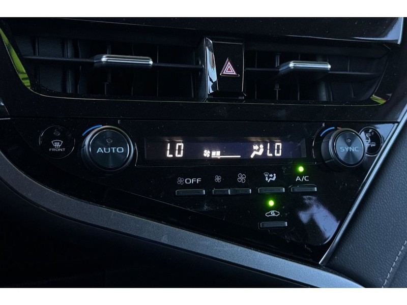 Toyota Camry Vehicle Full-screen Gallery Image 21