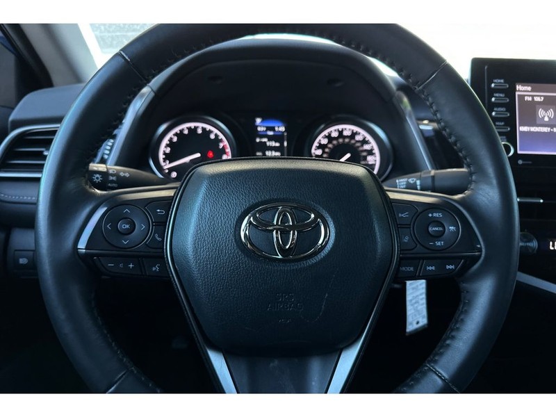 Toyota Camry Vehicle Full-screen Gallery Image 23