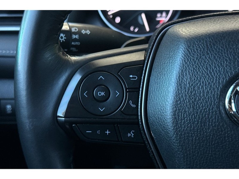 Toyota Camry Vehicle Full-screen Gallery Image 24