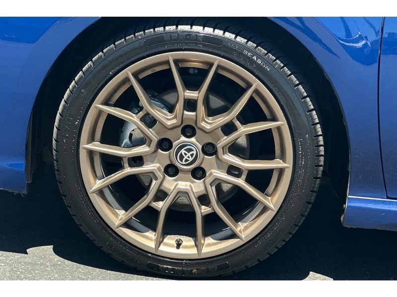 Toyota Camry Vehicle Full-screen Gallery Image 29