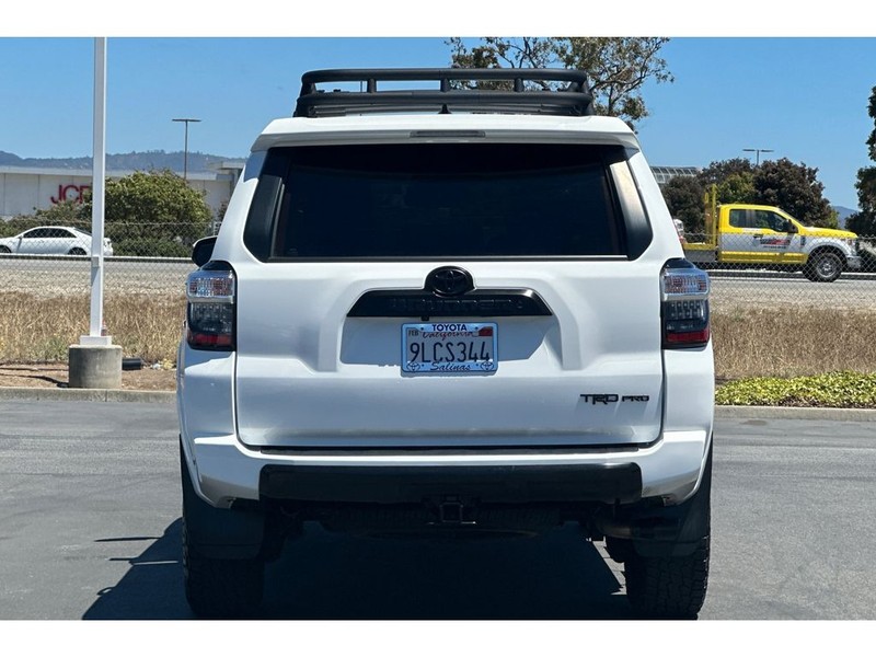 Toyota 4Runner Vehicle Full-screen Gallery Image 05