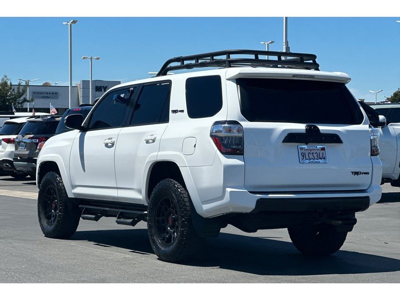 Toyota 4Runner Vehicle Full-screen Gallery Image 06