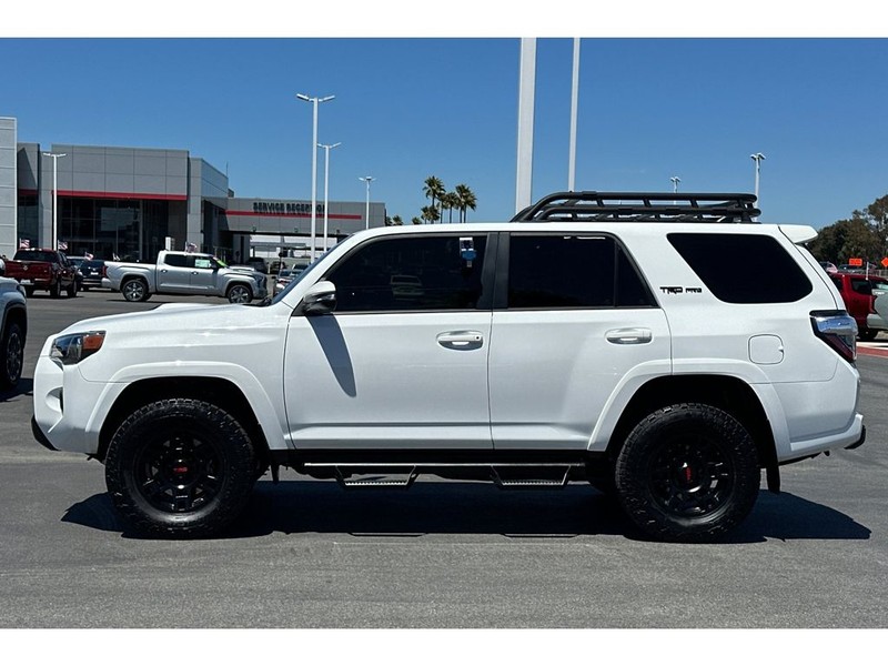 Toyota 4Runner Vehicle Full-screen Gallery Image 07