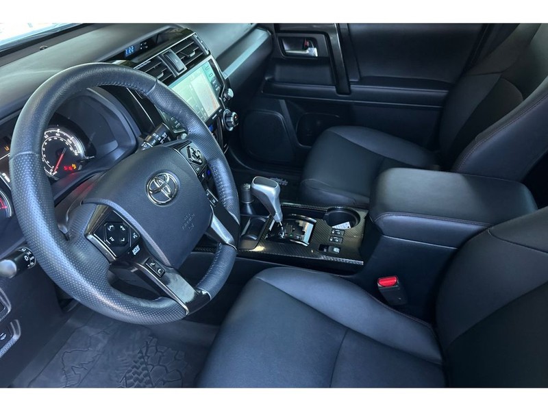 Toyota 4Runner Vehicle Full-screen Gallery Image 10