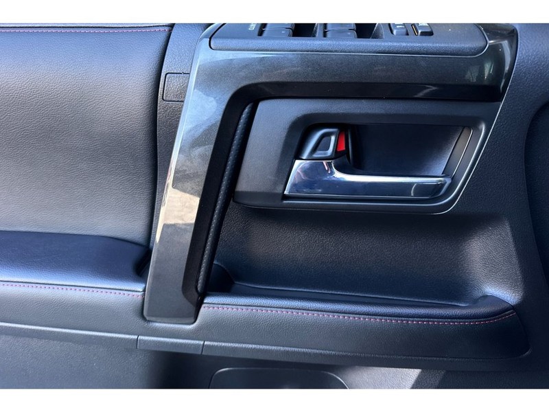 Toyota 4Runner Vehicle Full-screen Gallery Image 11