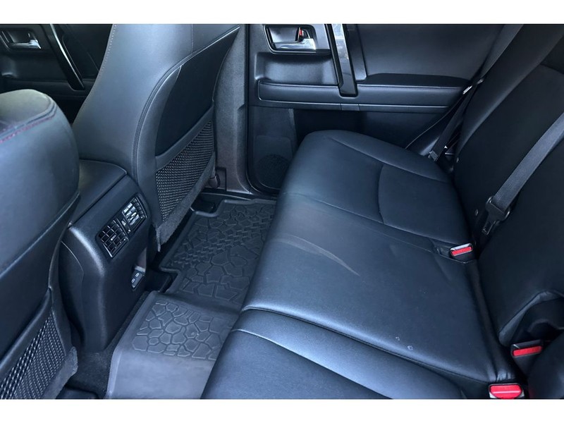 Toyota 4Runner Vehicle Full-screen Gallery Image 13