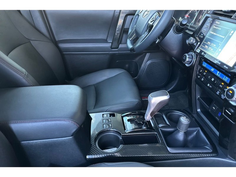 Toyota 4Runner Vehicle Full-screen Gallery Image 18