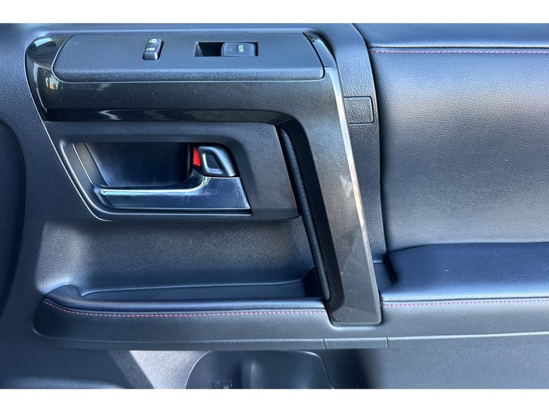 Toyota 4Runner Vehicle Full-screen Gallery Image 20