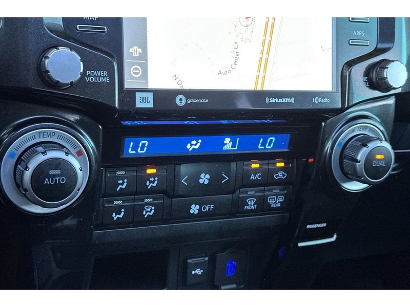Toyota 4Runner Vehicle Full-screen Gallery Image 24