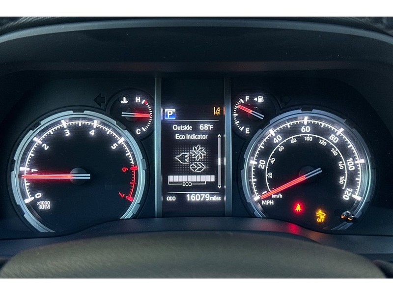 Toyota 4Runner Vehicle Full-screen Gallery Image 30