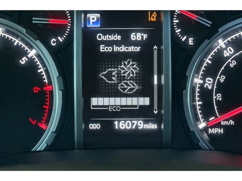 Toyota 4Runner Vehicle Full-screen Gallery Image 31