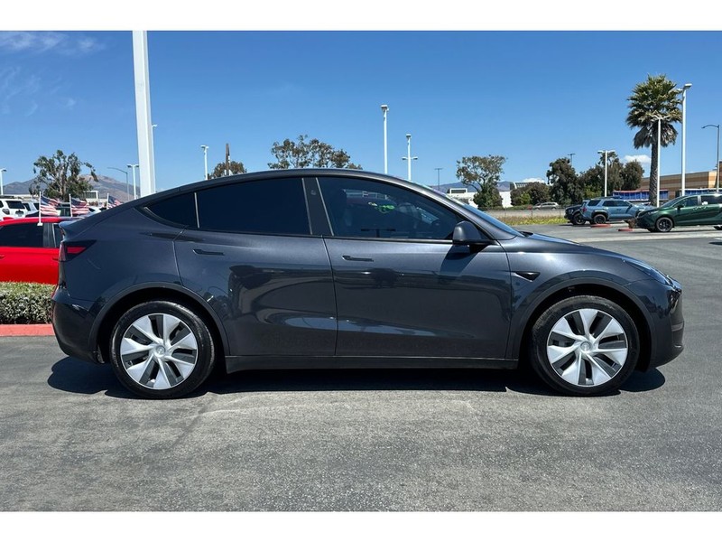 Tesla Model Y Vehicle Full-screen Gallery Image 03