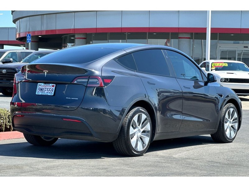 Tesla Model Y Vehicle Full-screen Gallery Image 04
