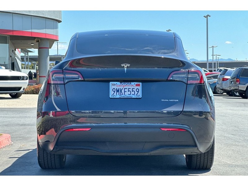 Tesla Model Y Vehicle Full-screen Gallery Image 05