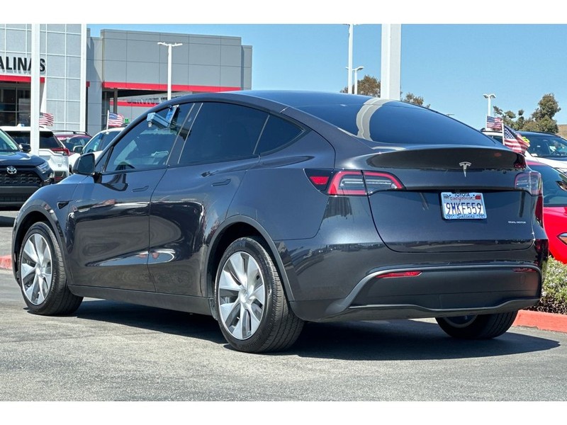 Tesla Model Y Vehicle Full-screen Gallery Image 06