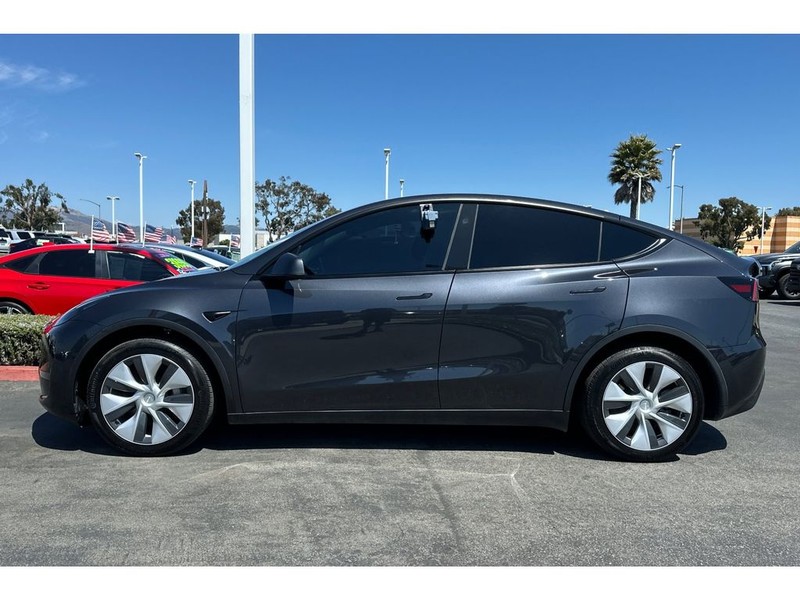 Tesla Model Y Vehicle Full-screen Gallery Image 07