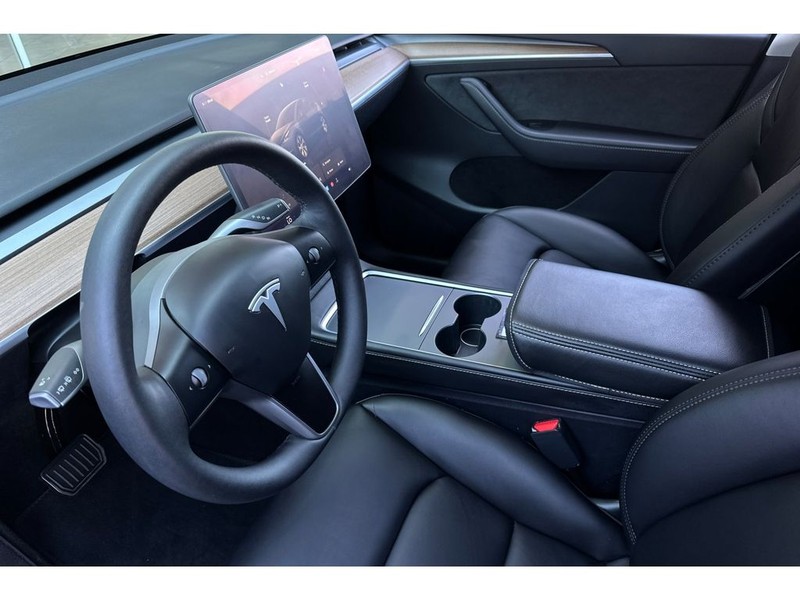 Tesla Model Y Vehicle Full-screen Gallery Image 10