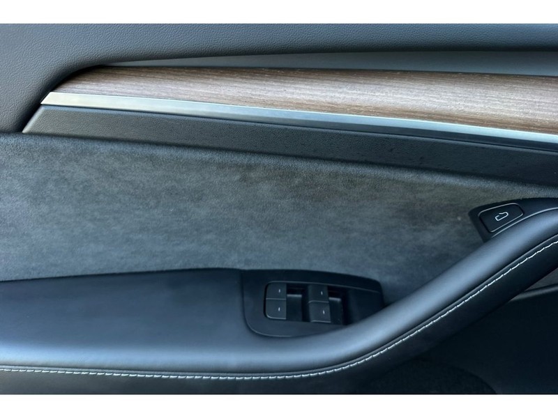 Tesla Model Y Vehicle Full-screen Gallery Image 11