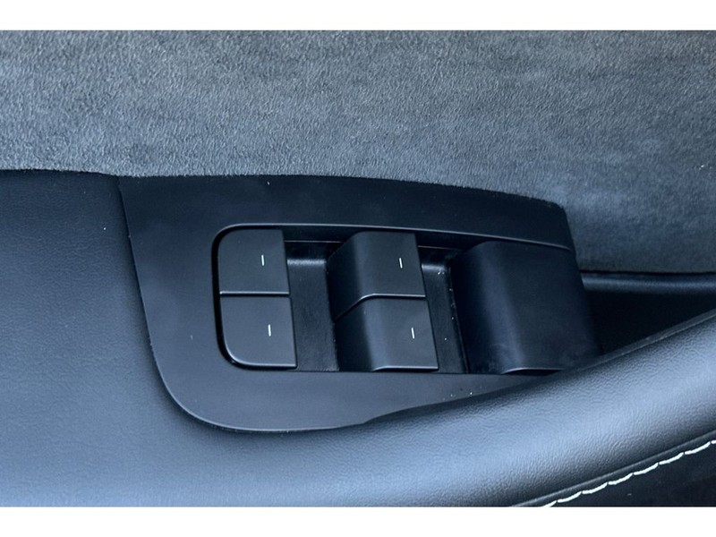 Tesla Model Y Vehicle Full-screen Gallery Image 12