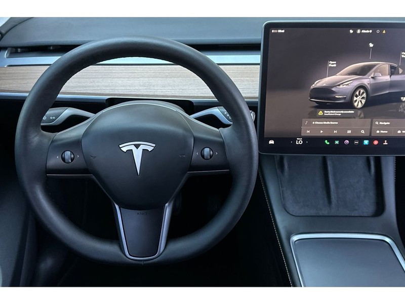 Tesla Model Y Vehicle Full-screen Gallery Image 16