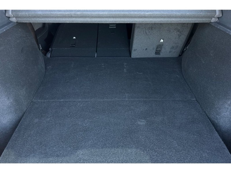 Tesla Model Y Vehicle Full-screen Gallery Image 17