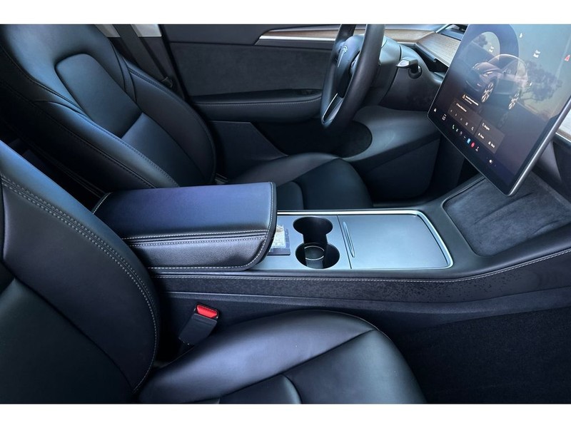 Tesla Model Y Vehicle Full-screen Gallery Image 18