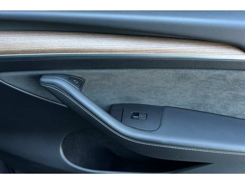 Tesla Model Y Vehicle Full-screen Gallery Image 20