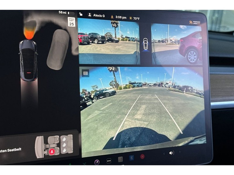 Tesla Model Y Vehicle Full-screen Gallery Image 23