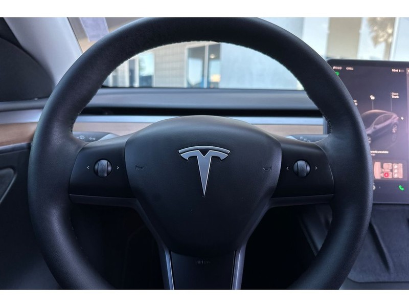 Tesla Model Y Vehicle Full-screen Gallery Image 26