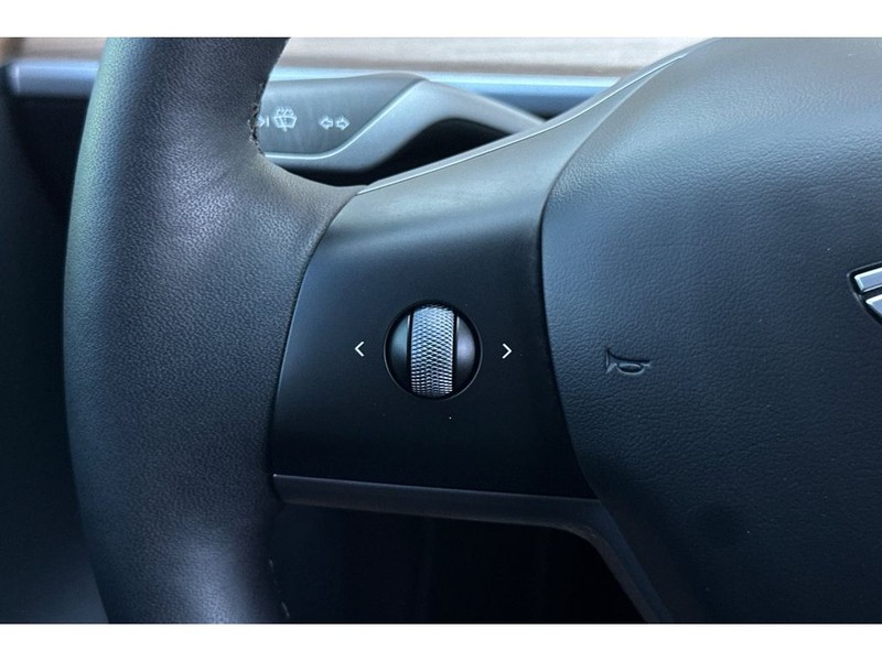 Tesla Model Y Vehicle Full-screen Gallery Image 27