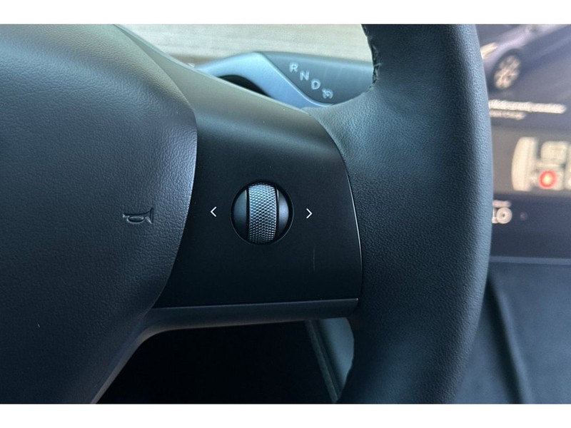 Tesla Model Y Vehicle Full-screen Gallery Image 28